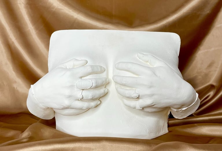 Moulage poitrine et mains sur fond doré - Moulage intime Bordeaux