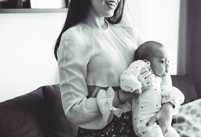 Maman et bébé en noir et blanc dans le 93 par Carine Lebrun Photo
