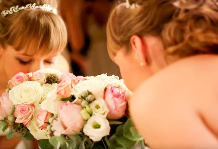 Reflet mariée et bouquet, hôtel luxe Paris par Carine Lebrun Photo