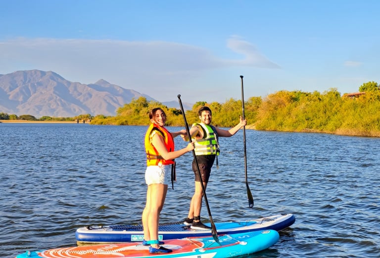 areja disfrutando juntos de una experiencia de paddle board con Hopaki en un entorno natural