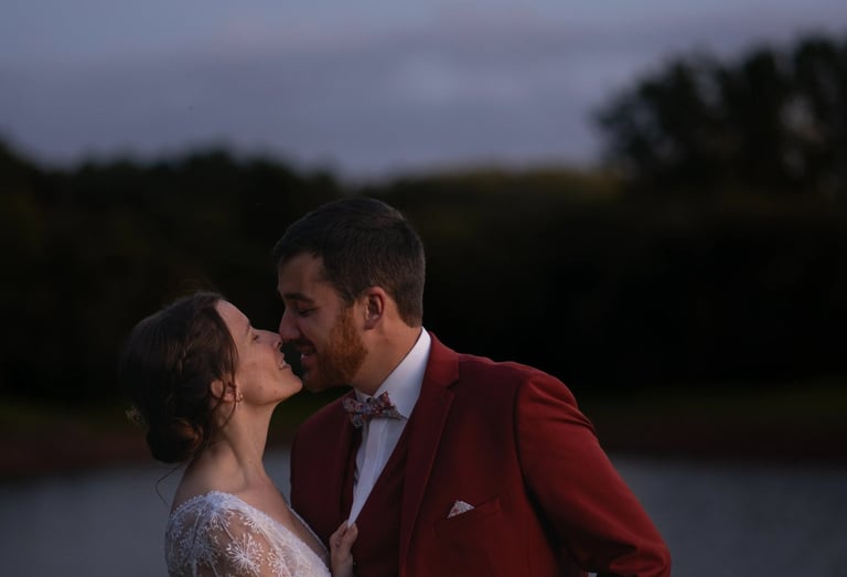 un couple marié qui s'embrasse lors d'une séance photo mariage à Rennes