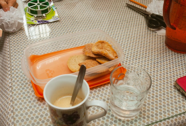 Hospitalidad andaluza con café y pastas caseras.