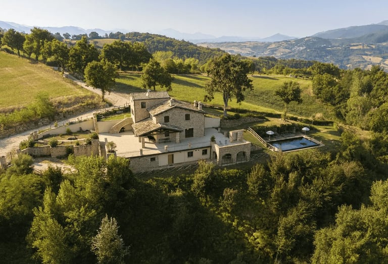 villa panoramica con piscina in affitto Marche