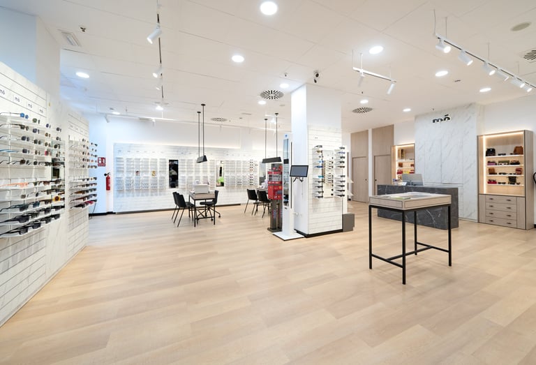 Decoración interior para ópticas modernas realizada por MSDecop