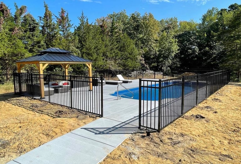 Aluminum Fence enclosing a pool 