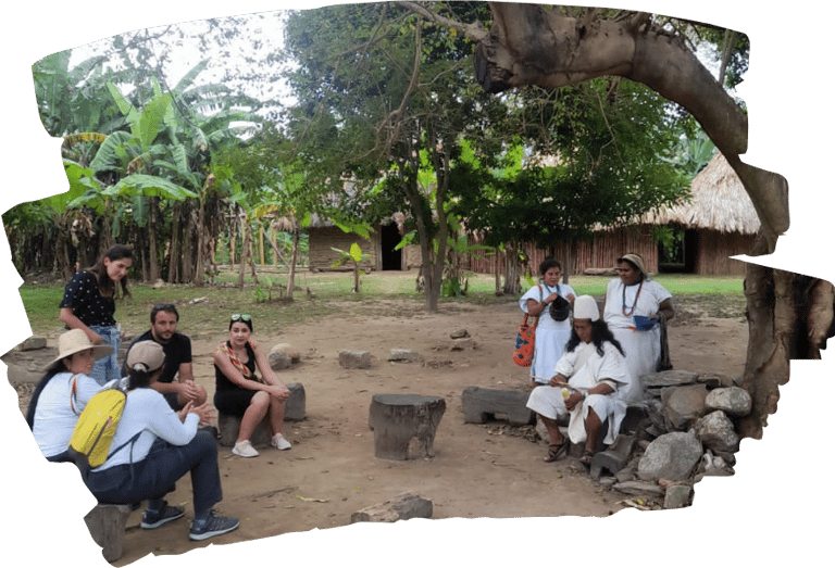 Pueblo de indígenas arhucos en la Sierra Nevada de Santa Marta