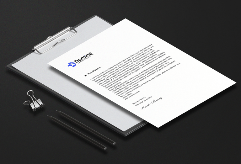 un logo de cabinet d'architecture professionnel en tête de texte sur un clipboard