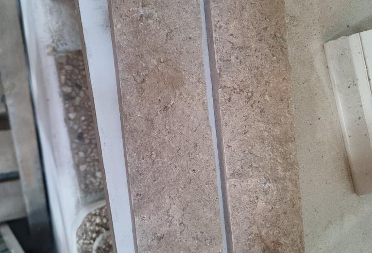 Deux dalles de 35x5 cm en grés cerame, tons rose.