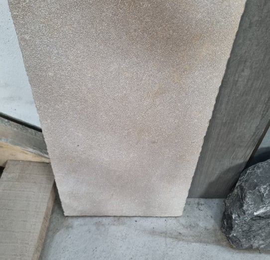 Dalle de 80 centimètres par 40 en grés cérame, tons beiges/rosés