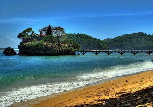 pantai Balekambang Kabupaten Malang dengan pura di tengah laut