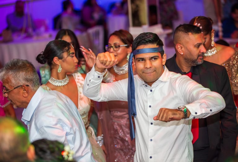 man aan het dansen met een stropdas om het hoofd