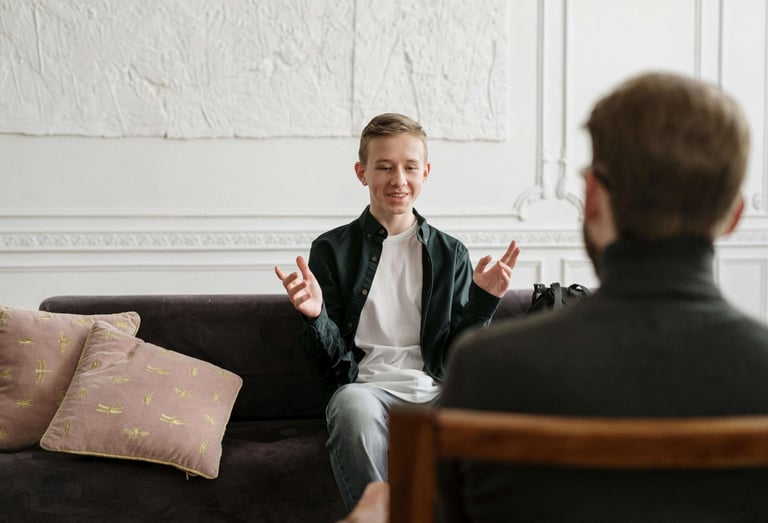 Paciente explicando algo a su psicólogo mientras está concentrado sonriendo