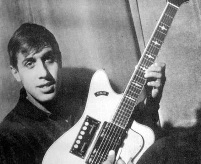 adriano celentano suona la chitarra elettrica