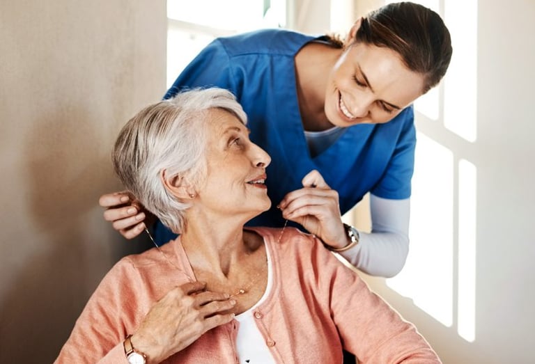 Operatrice di assistenza domiciliare che aiuta una signora anziana