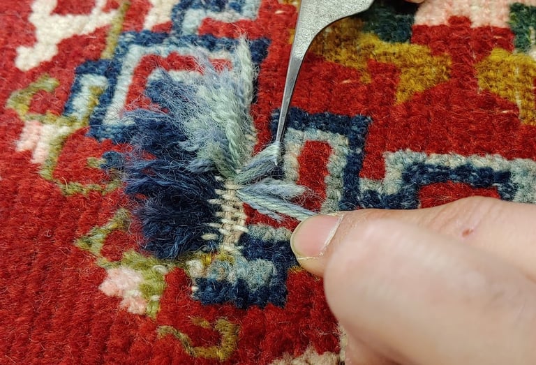 restauratore riannodando un tappeto nella ricostruzione di un buco