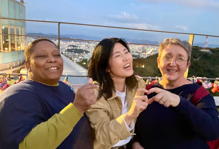 Professeure de coréen et participantes lors d’un atelier culturel, partageant un moment convivial