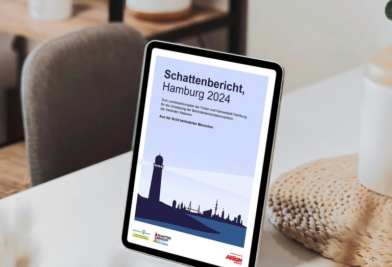 iPad auf Tisch zeigt barrierefreie Datei des Schattenberichtes Hamburg
