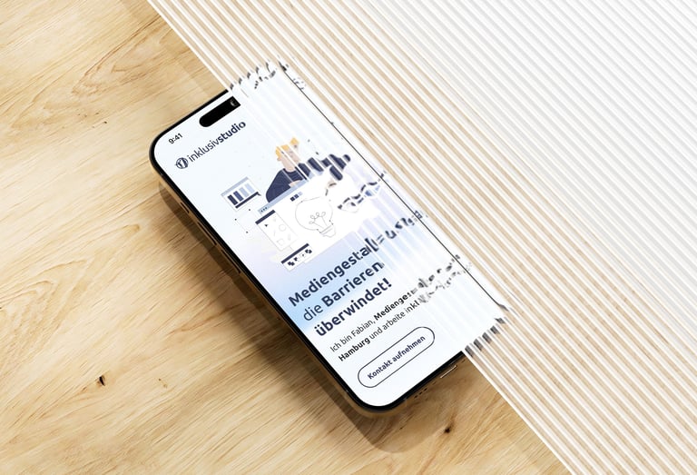Smartphone auf Holzplatte, leicht von Glasplatte überdeckt