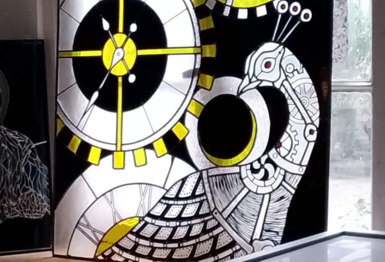 Panneau de vitrail contemporain à la lumière naturelle, jeu de transparence et contrastes jaune et noir.
