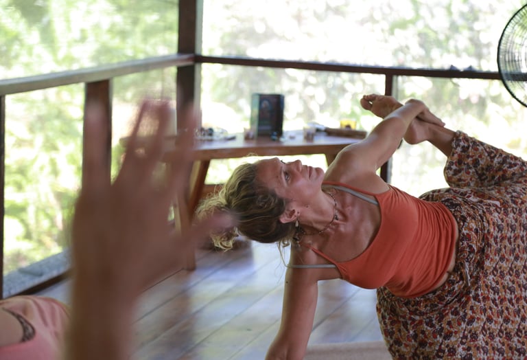 una mujer con un vestido de flores haciendo yoga