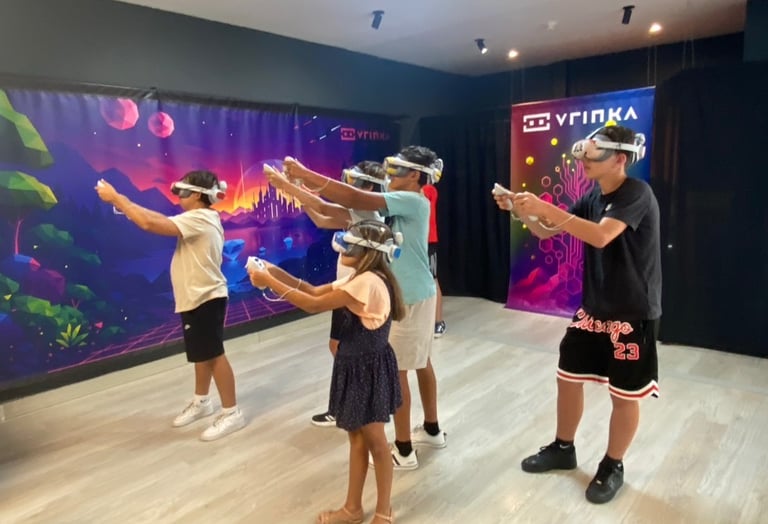 Niños celebran su cumpleaños en VRINKA
