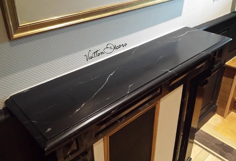 Peinture décorative: faux marbre noir sur cheminée en bois