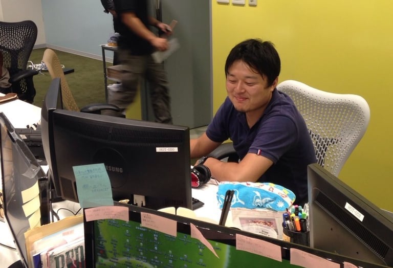 パソコンで仕事をしている姿