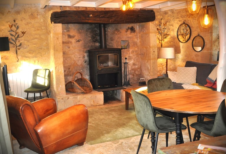 Salon avec poêle à bois