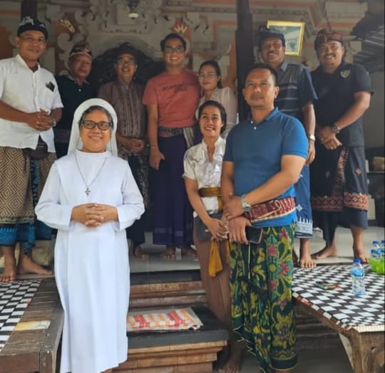 Romo paroki beserta perwakilan umat Paroki Tuka Menyama Braya bersama Bendesa Adat Buduk