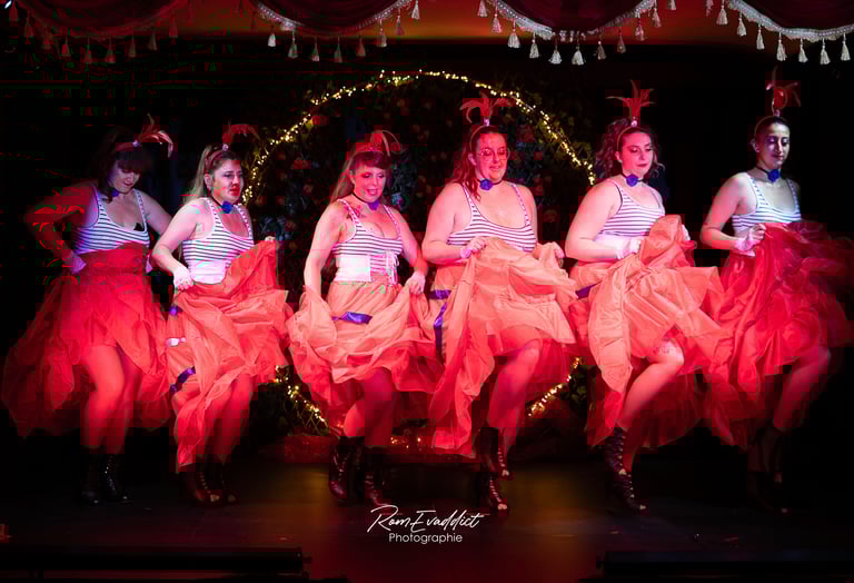 Cabaret, cols plumes, paillettes, talons strass, danseuse, showgirl, public, éventails, burlesque