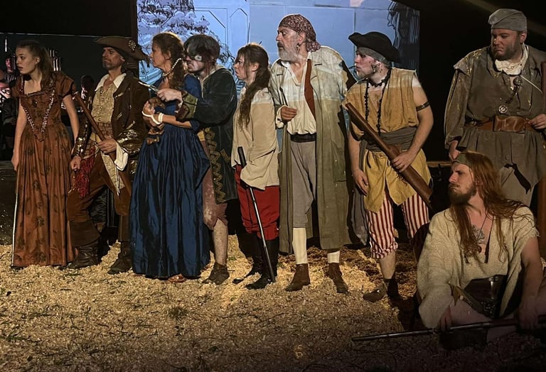 Comédiens costumés en pirates sur scène lors d’une création originale de la Compagnie DesMiracles.