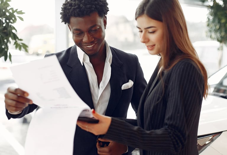Force Prévention Sécurité – Rencontre professionnelle entre un agent de sécurité et une cliente, échangeant sur des documents