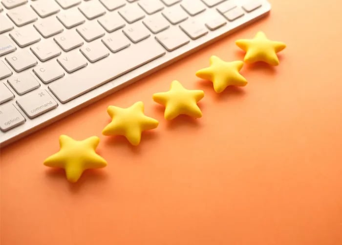 Étoiles en céramique alignées, symbolisant l’audit de performance et qualité en hôtellerie