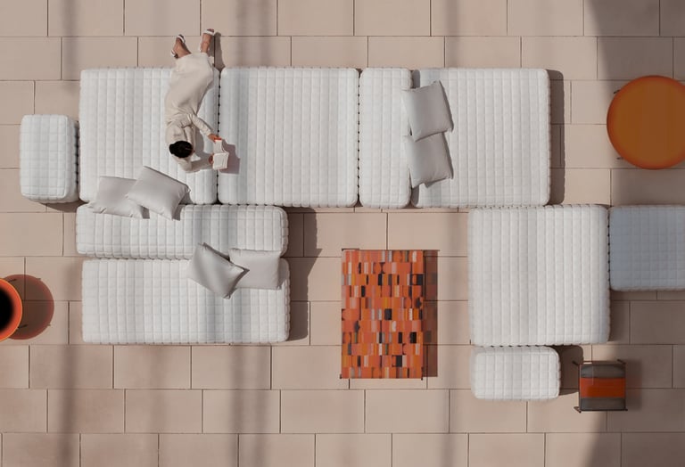 Ambiente externo com mobiliário de alto padrão curado pela Sentiero Design