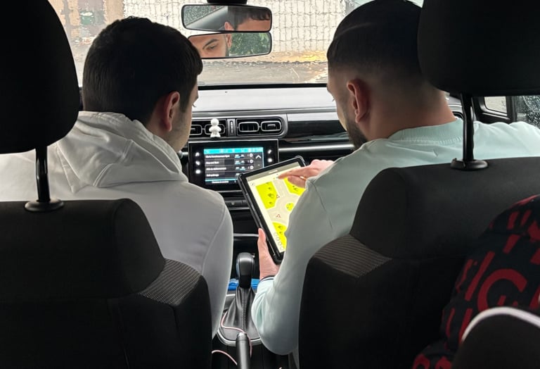 deux personnes dans une voiture
