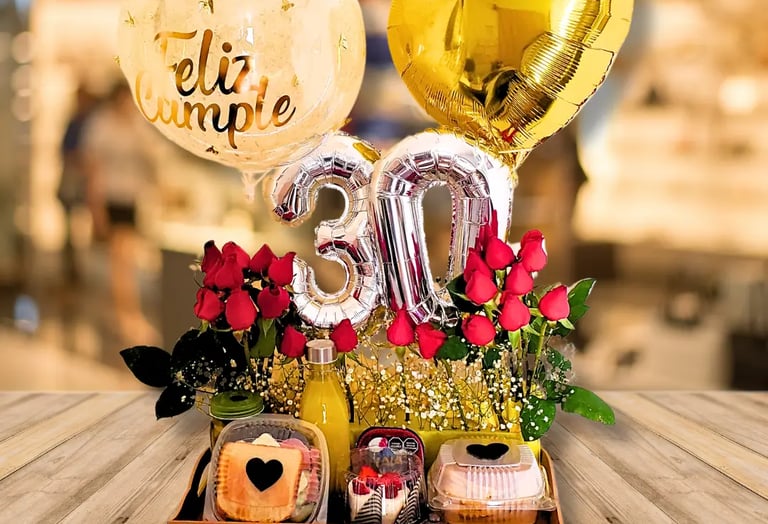 Una caja de madera llena de frutas y flores y un globo en forma de corazón.