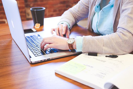 une femme devant son ordinateur en téléconsultation