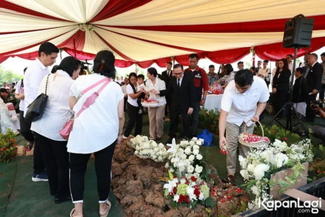 Prosesi pemakaman tabur bunga pemakaman san diego hills memorial park karawang penuh penghormatan