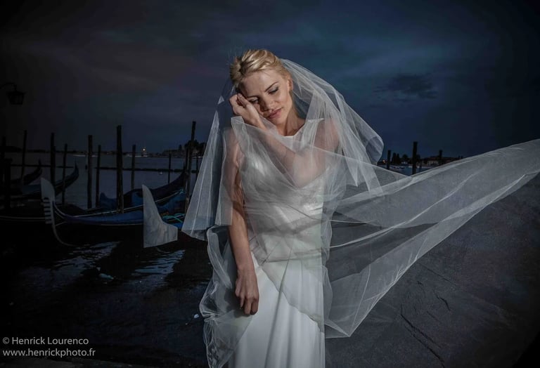 Nuit à Venise avec une marié blonde avec le voile au vent