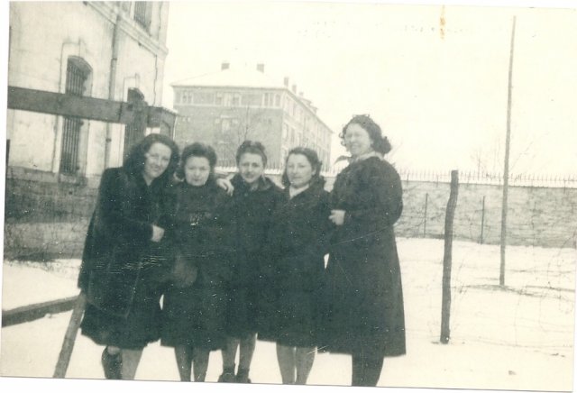 Grupo de mujeres en el Cuartel de Tourelles