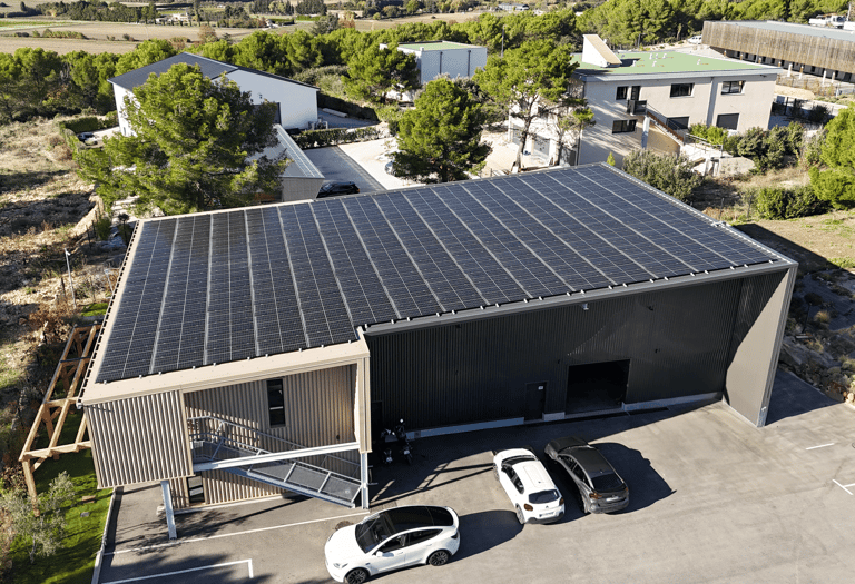 Photo d'une vue drone du siège social de Hélioneo 