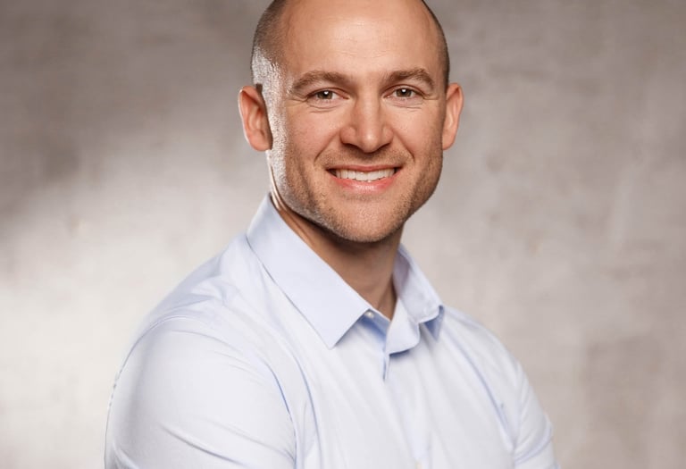 Profesionalūs verslo, linkedin portretai Vilniuje Kaune, dalykinė fotografija, asmeninis įvaizdis studijoje, darbo vietoje