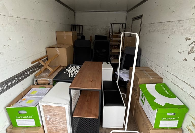Biuro baldų perkraustymas sukvežimyje