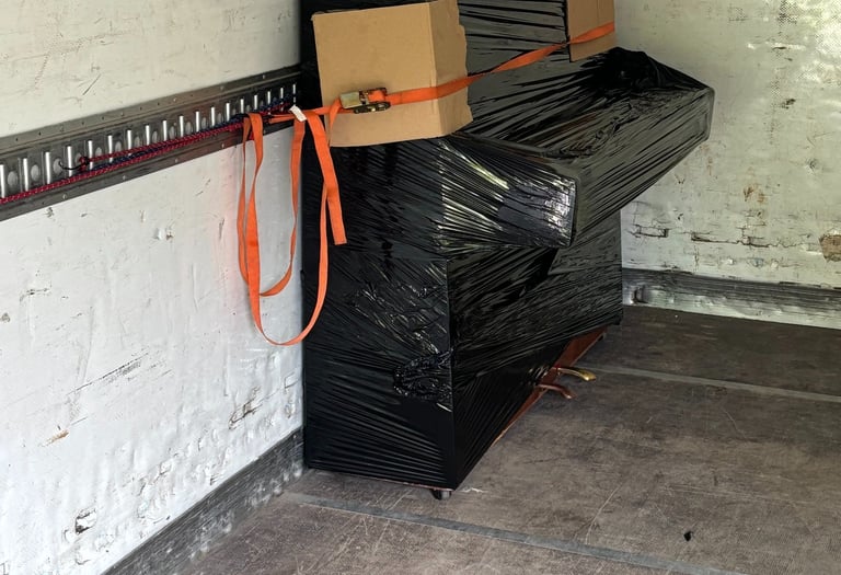 Saugiai supakuotas pianinas su tvirtinimo juosta