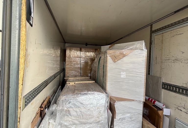 Saugiai supakuoti ir pakrauti baldai pervežimui