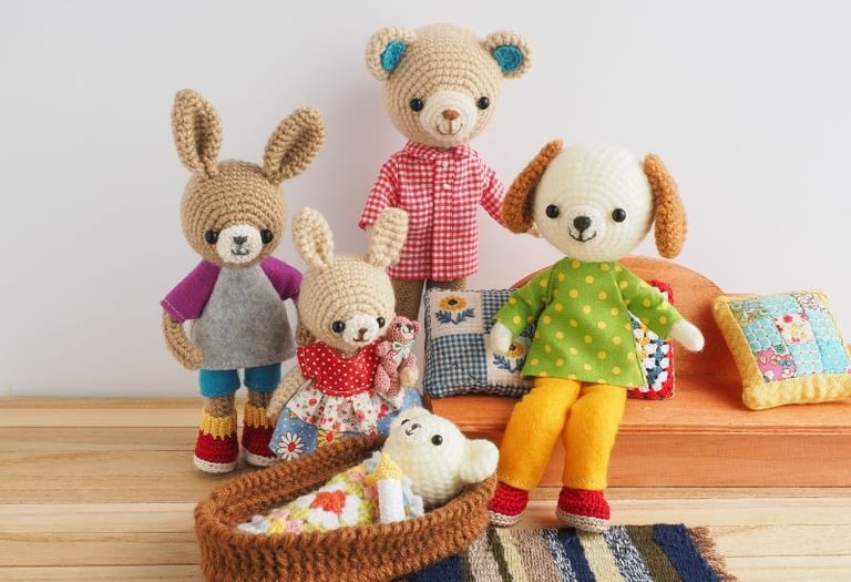 Familia de animales amigurumi tejidos a crochet hechos a mano, incluye un oso, conejo y perro