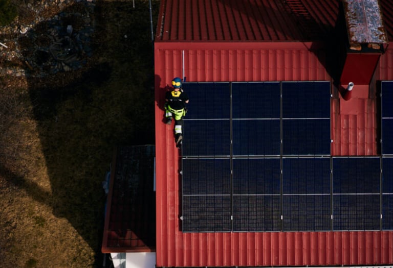 Aurinkopaneelien asennus