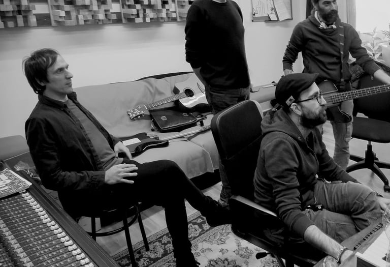 Gli ALTRO in control room all'Avangarage studio di registrazione pesaro