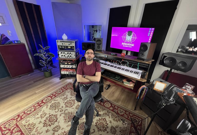 Luca in control room all'Avangarage recording studio di pesaro