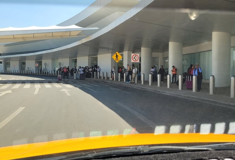 Fila de personas en aereopuerto de oaxaca